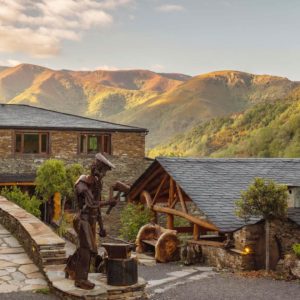 home-aldea-do-mazo-no-courel-escultura-ferreiro2